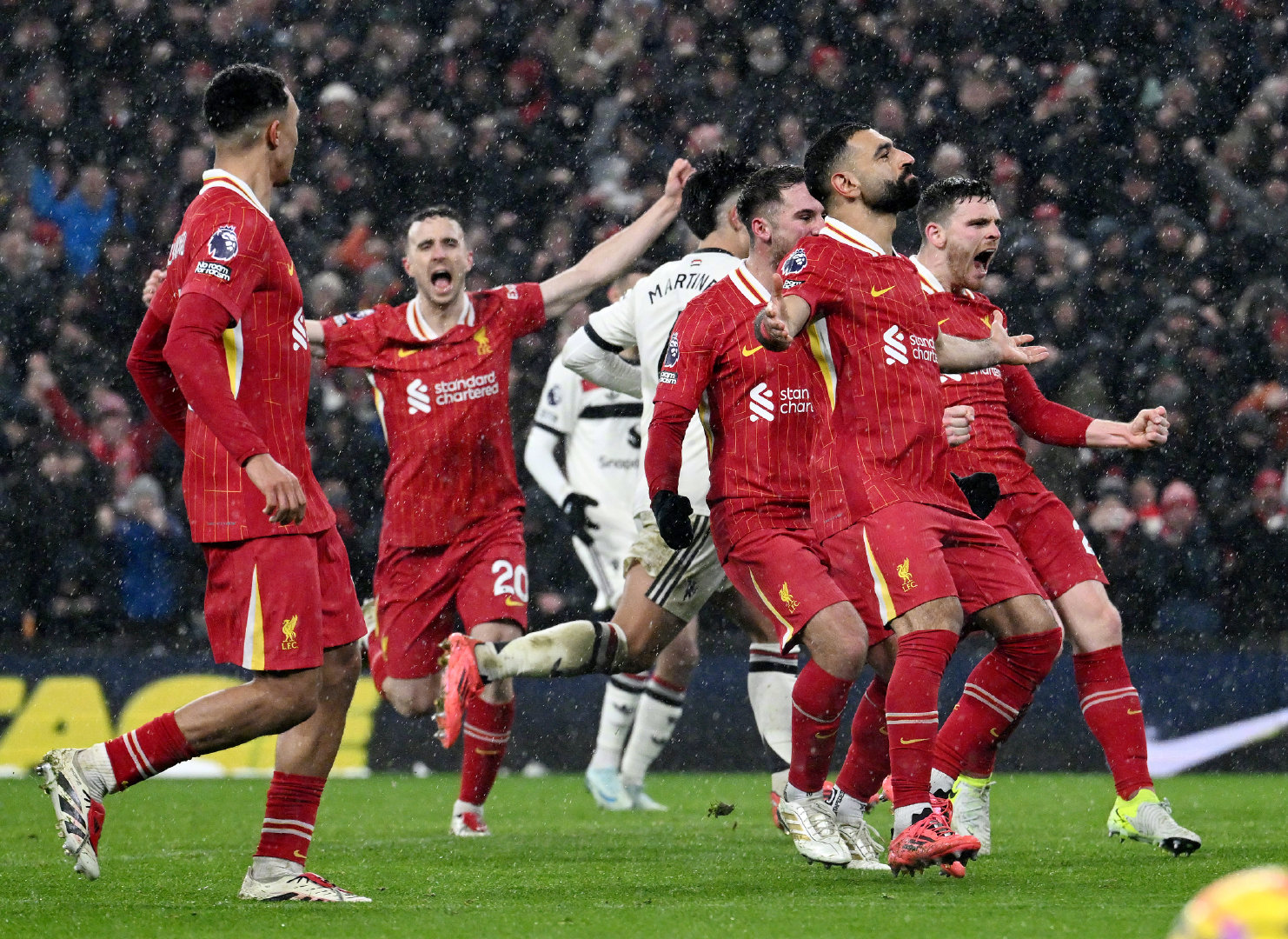 关于英格兰鏖战曼联，德容送出助攻的信息