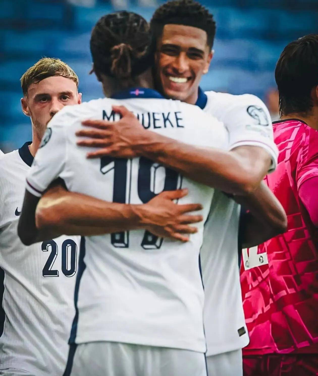 关于英格兰鏖战曼联，德容送出助攻的信息