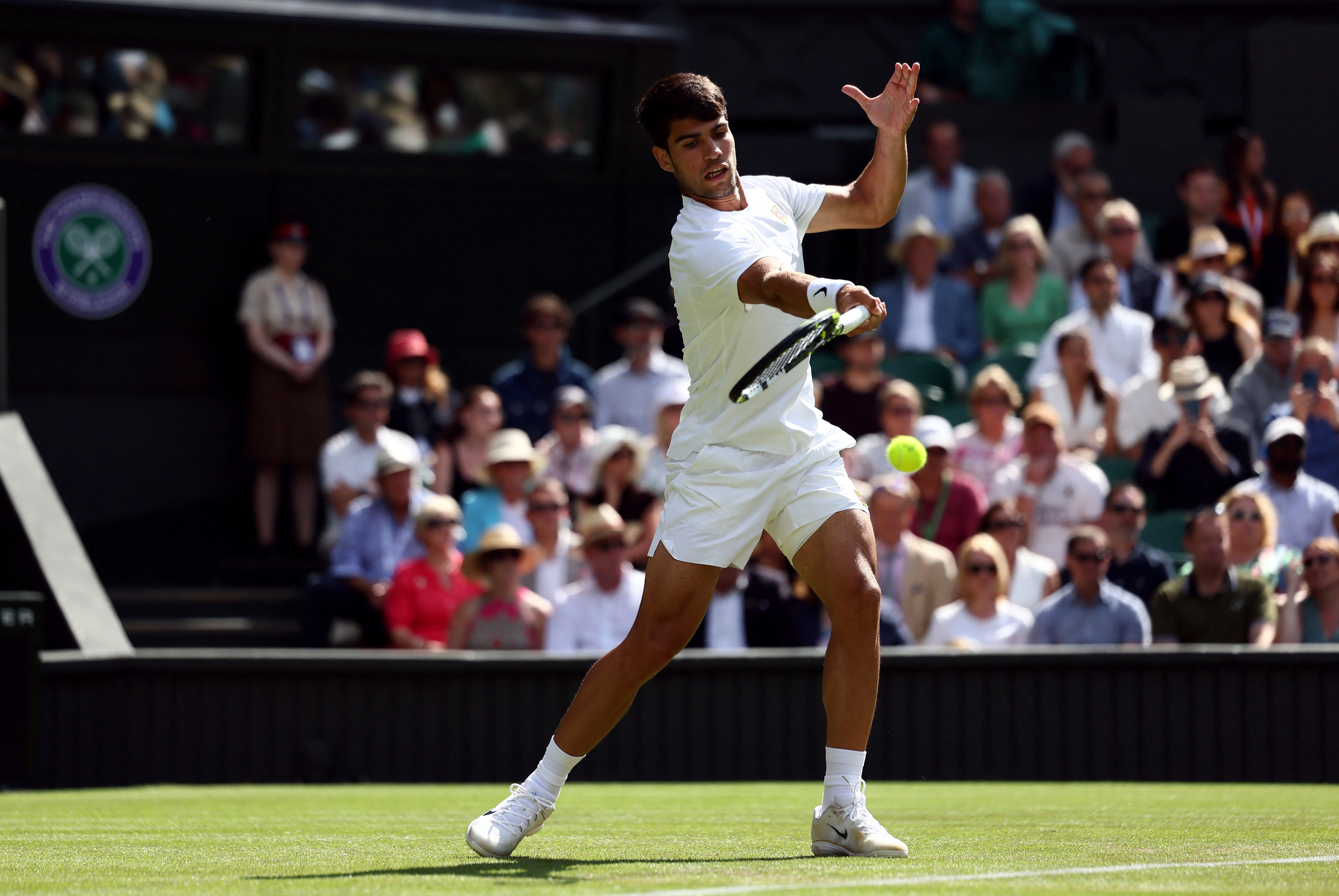 澳大利亚网球队强势英国网球队，阿尔卡拉斯统治全场