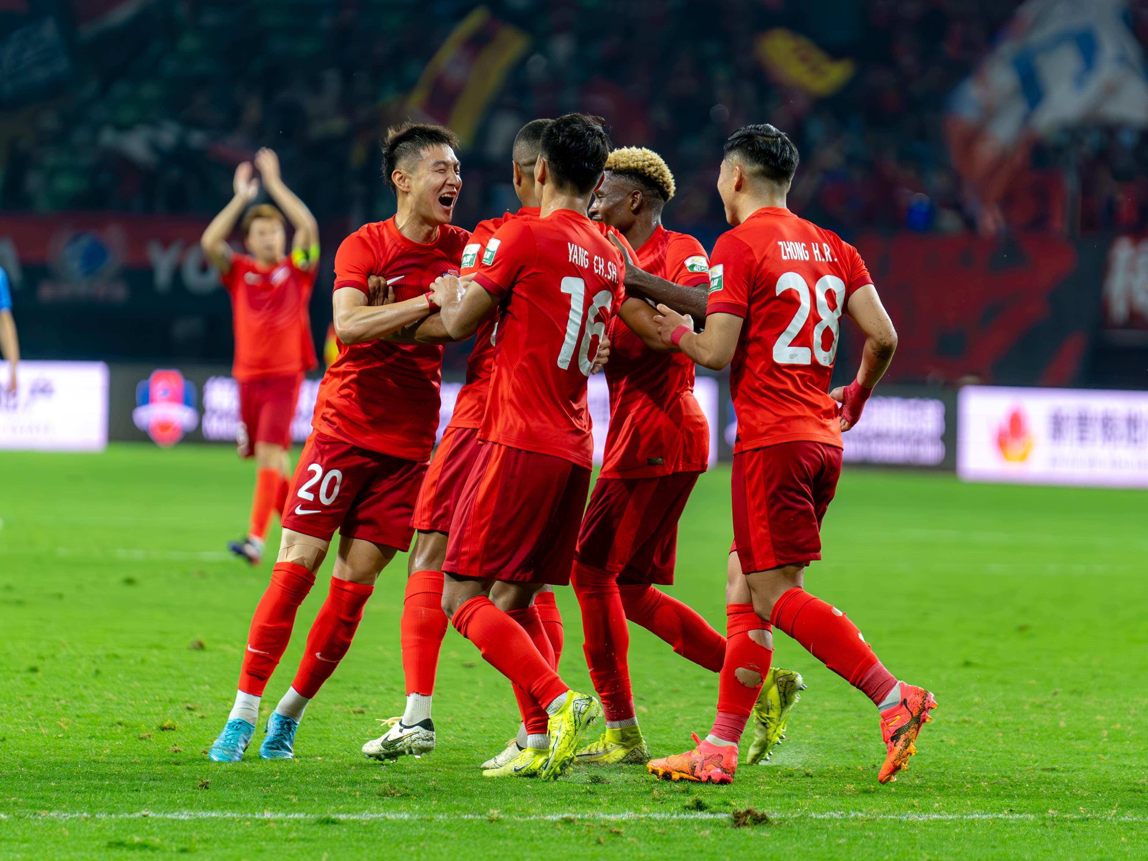 激烈角逐，一支球队占据领先地位的简单介绍