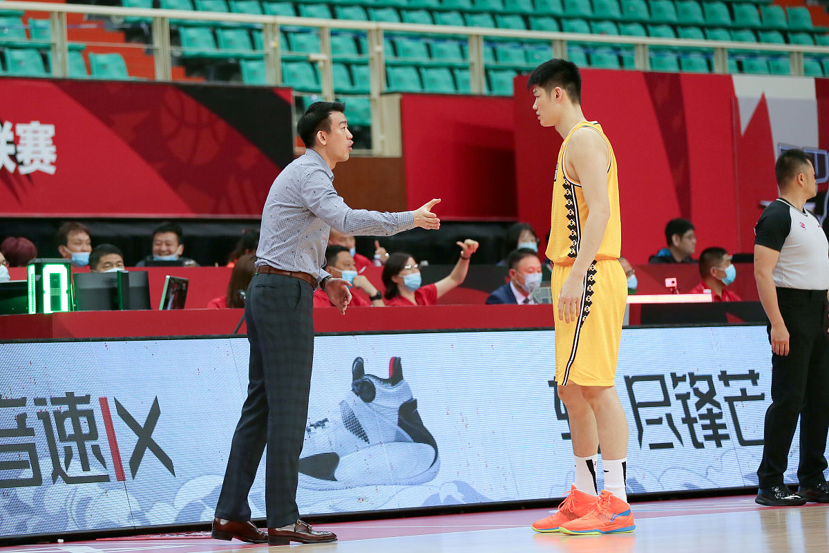 广西男篮全力团结,闯入前四的简单介绍 广西男篮全力团结,闯入前四的简单介绍