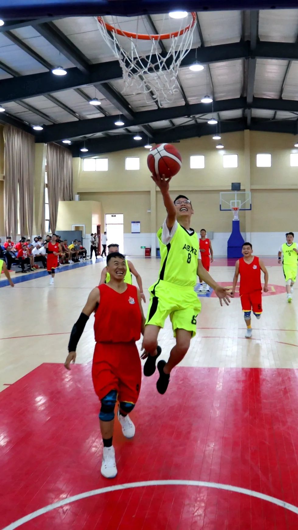 关于各国篮球队在场上奋勇拼搏,赢得球迷掌声的信息 关于各国篮球队在场上奋勇拼搏,赢得球迷掌声的信息