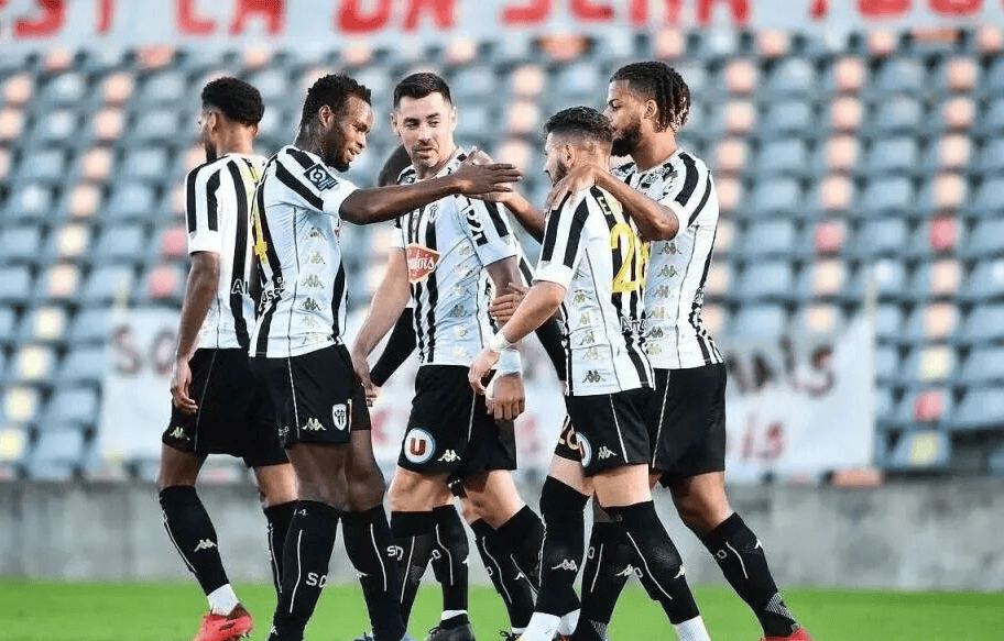 里昂重回正轨,球队实力渐显 里昂重回正轨,球队实力渐显